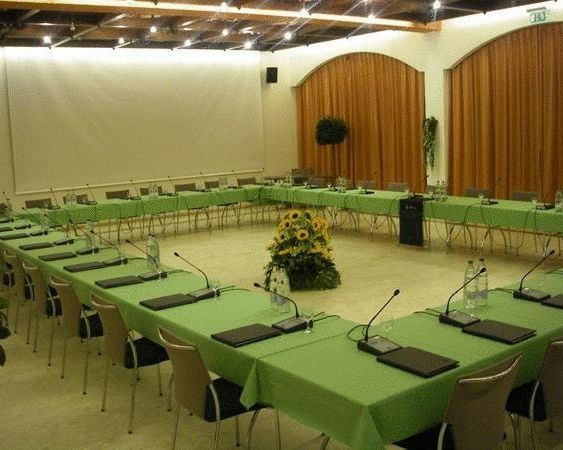 Salle de conférence avec table en U verte
