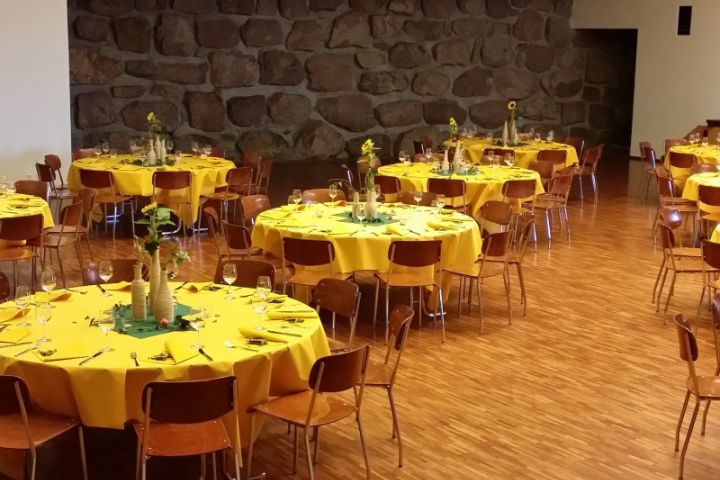Salle de banquet aux nappes jaunes
