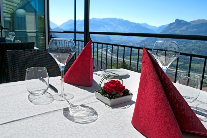 Table dressée avec vue sur les montagnes